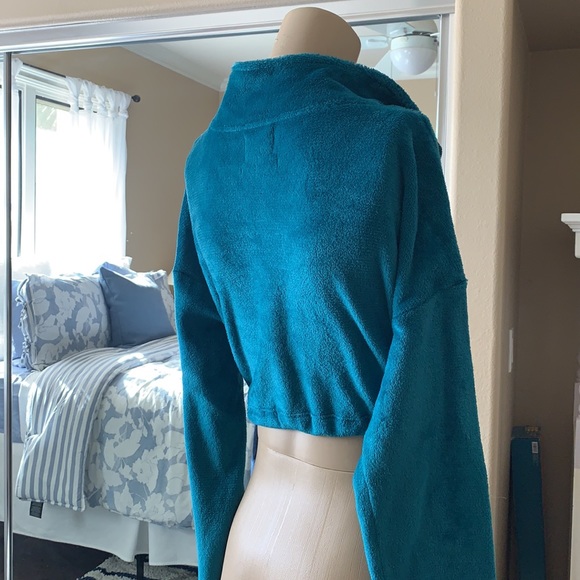 Urban Outfitters Teal crop top - Picture 2 of 6